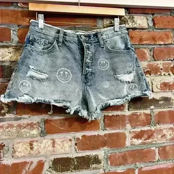 Kancan Smiley Distressed Jean Shorts Size 5 - Picture 2 of 8